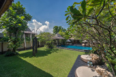 Villa Ramadewa - Pool & Lawn